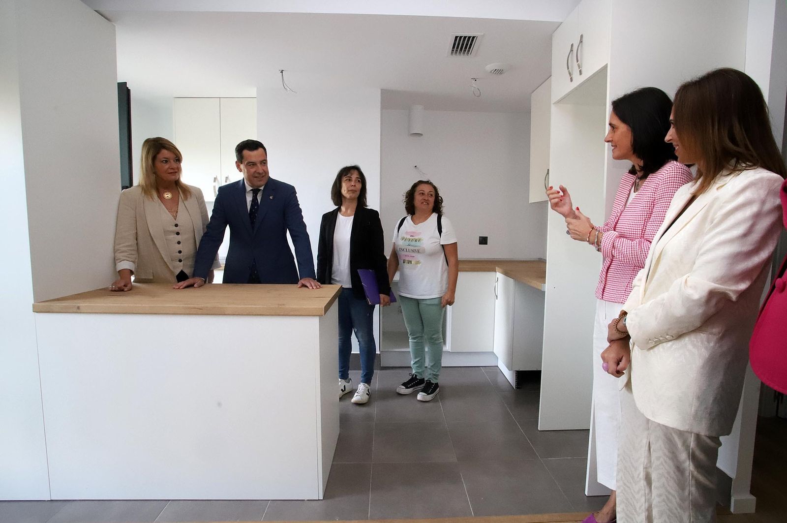 Imágenes de la visita de Juanma Moreno a la promoción de viviendas "Pescadería" en Huelva