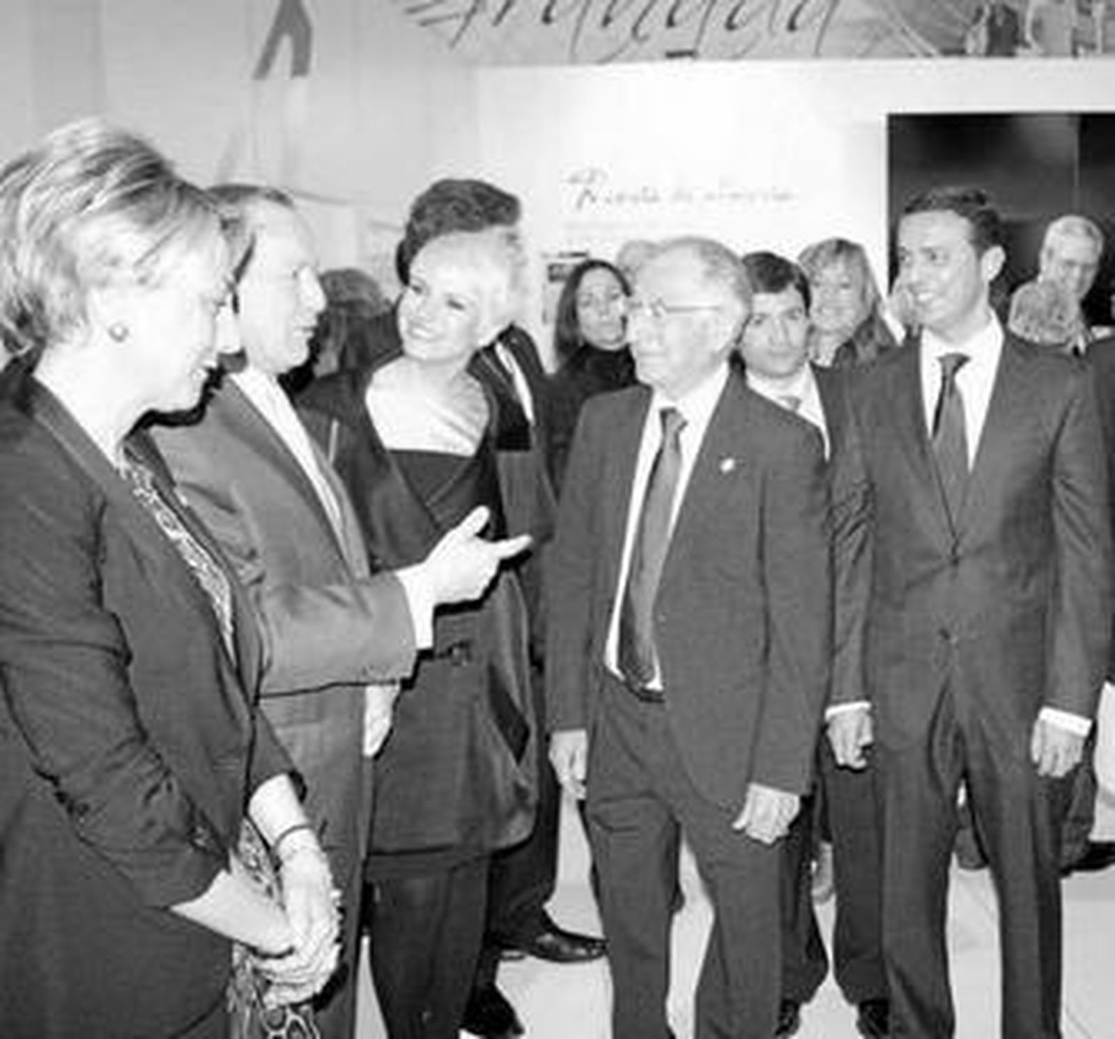 Álvarez del Manzano y Pasión Vega en el expositor de Almería.