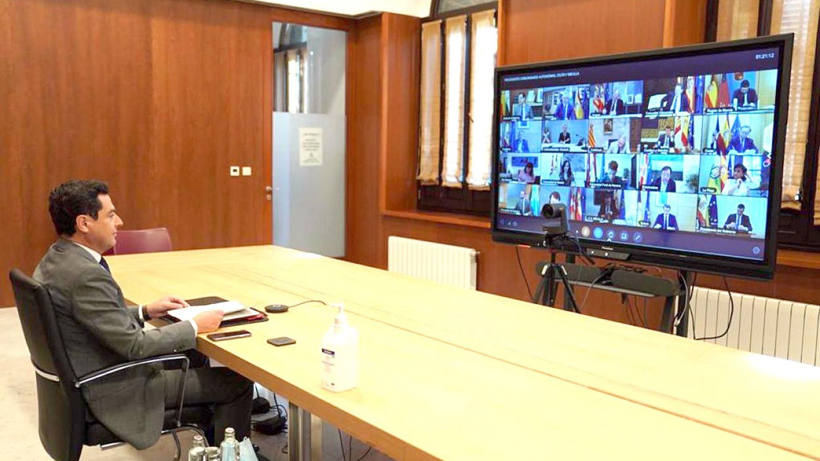 Juanma Moreno, en una videoconferencia con Sánchez y los presidentes autonómicos, durante el primer estado de alarma. Juanma Moreno, en una videoconferencia con Sánchez y los presidentes autonómicos, durante el primer estado de alarma.