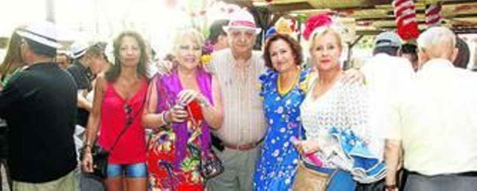 Ángeles Ponce, Mercedes Cruz, Miguel Soler, Conchi Larrado y Ana Soler, ataviadas con su bonito traje de flamencas y pasándoselo en grande.