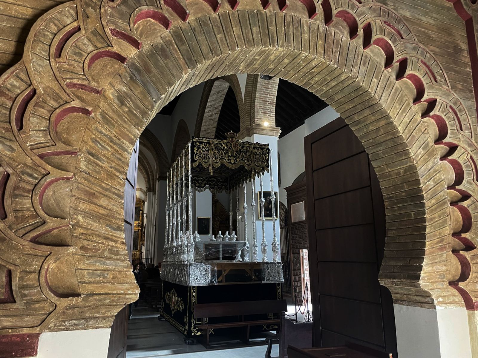 El palio de la Virgen de las Lágrimas, contemplado desde el arco de herradura de Santa Catalina.