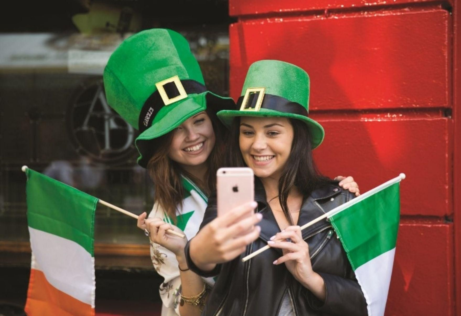 Dos chicas celebran San Patricio. Dos chicas celebran San Patricio.