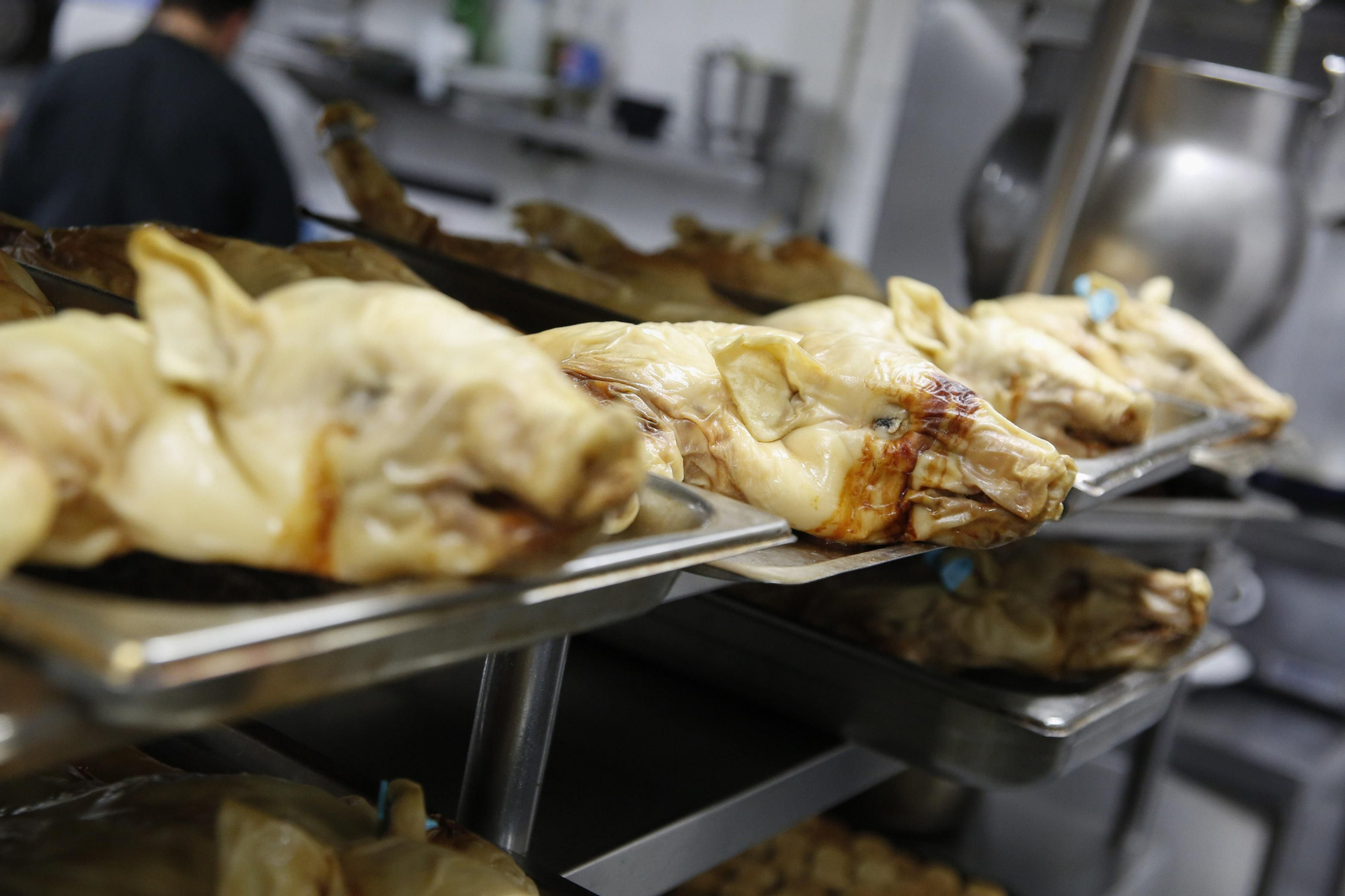 El cochinillo asado en horno de leña al estilo Duque Maestro Asador de Segovia lo traerá el restaurante Duque.