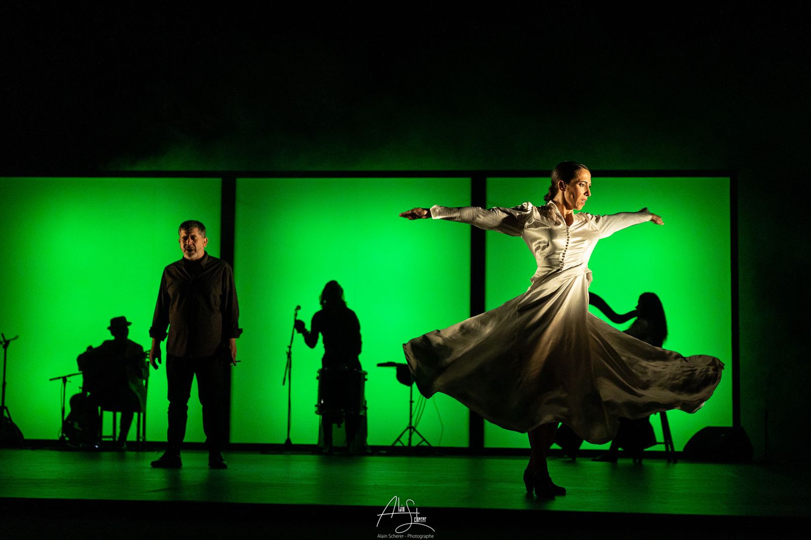 Ana Morales gira ante sus compañeros, envuelta en la luz verde brillante diseñada por Cube.