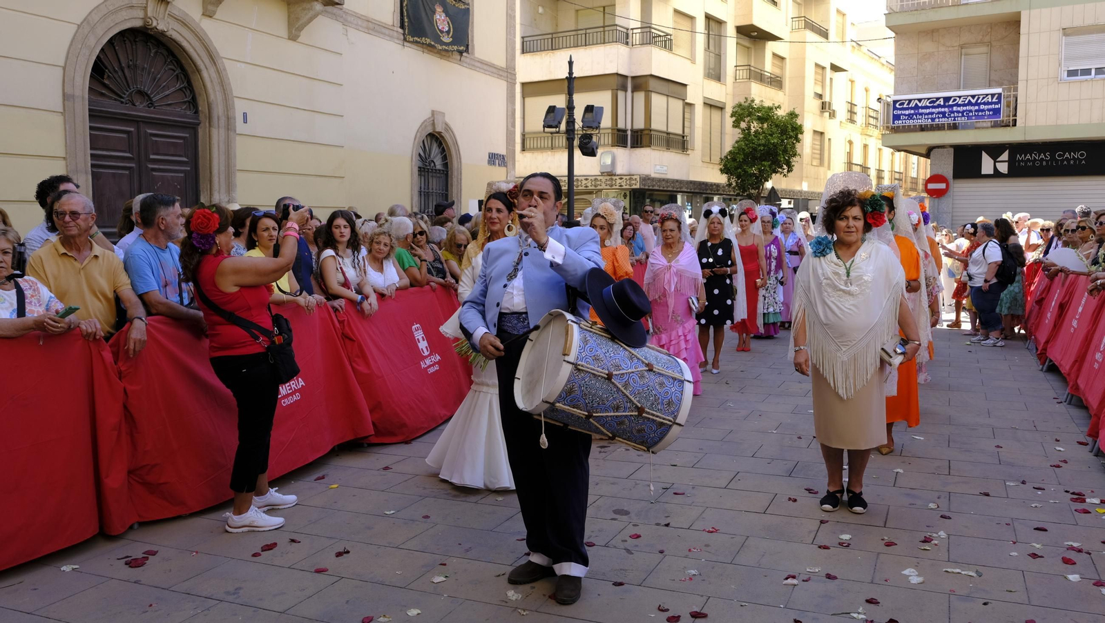 La ofrenda floral a la Virgen del Mar en la Feria de Almería 2025, en imágenes