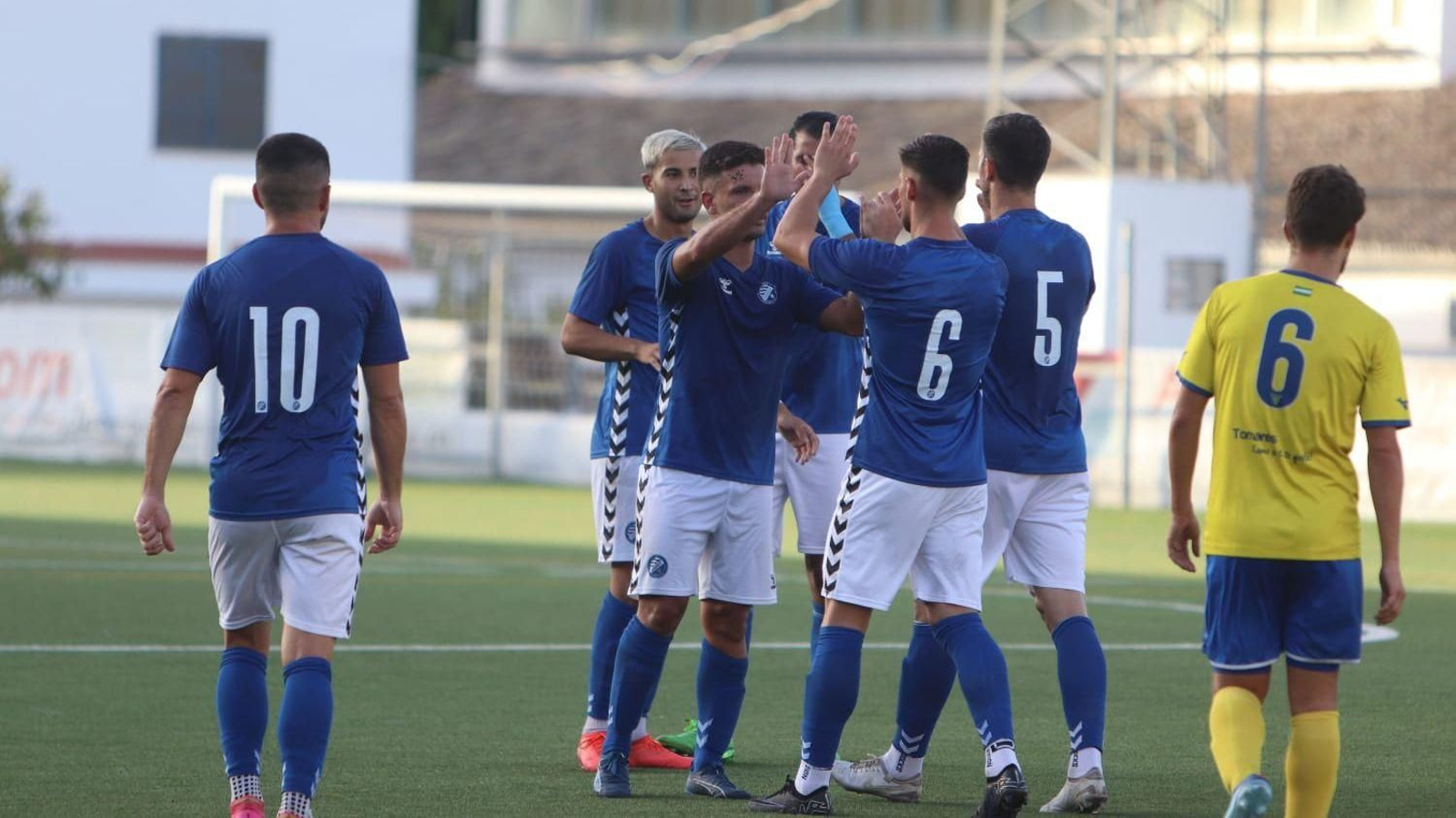 Los jugadores azulinos se felicitan tras anotar Ilias el gol que daría el triunfo a su equipo.