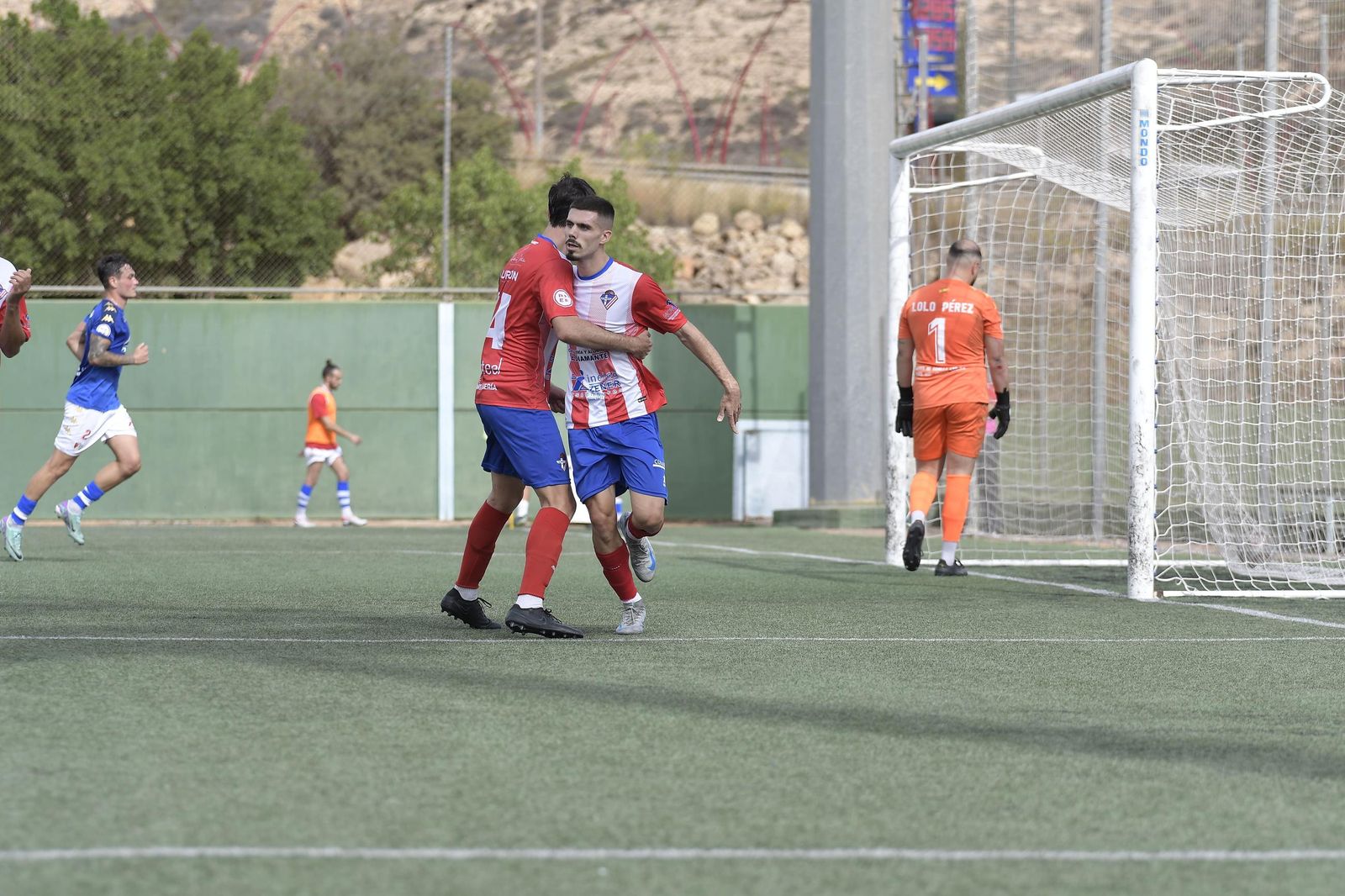 Los rojiblancos celebran uno de los tantos de Dani Lidueña en su encuentro frente al Arenas de Armilla.