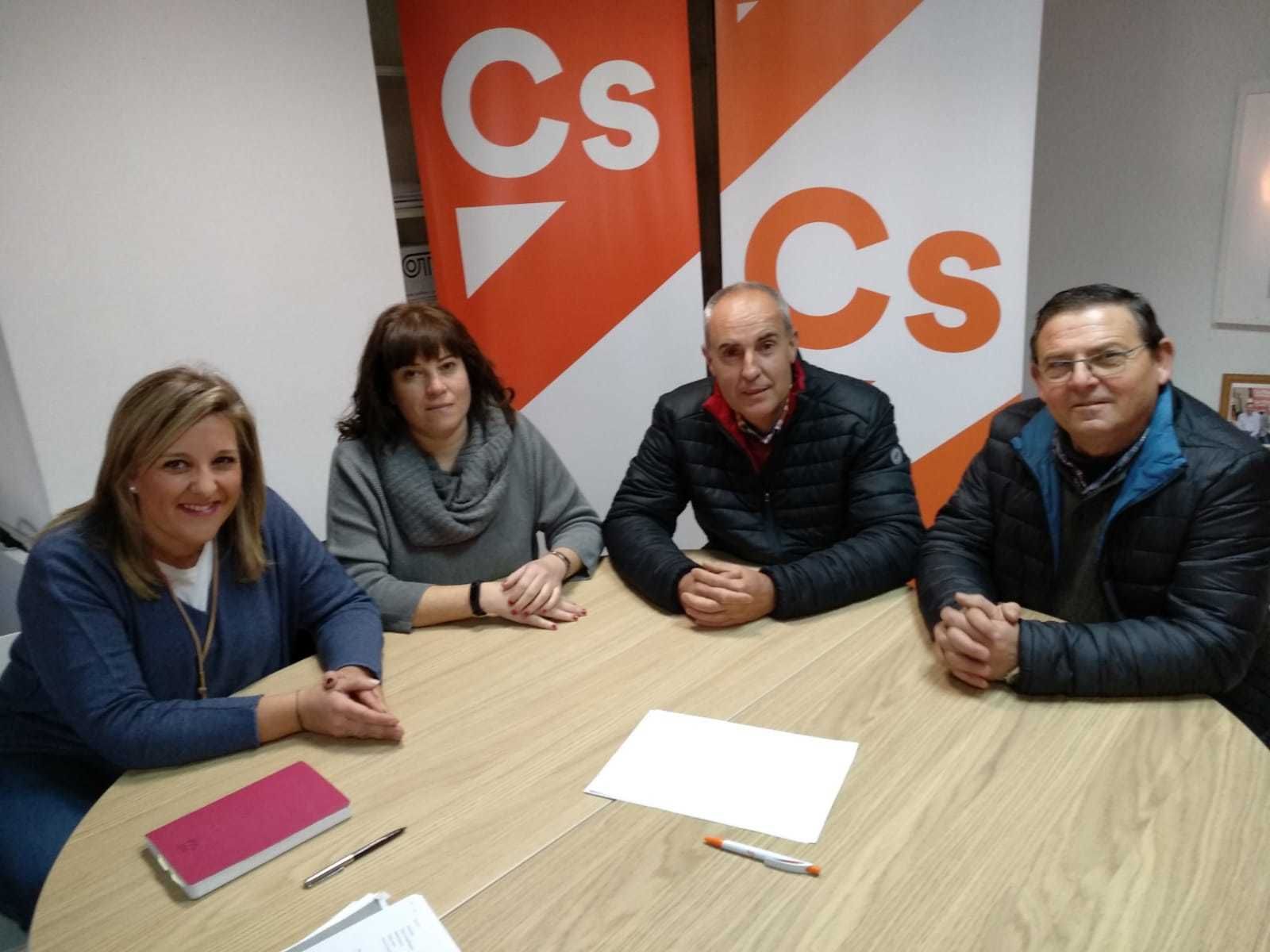 Eva García Cruz y representantes de los independientes de Albanchez