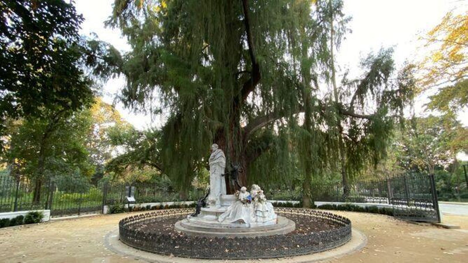La glorieta de Bécquer, con el ciprés de los pantanos nominado en el fondo