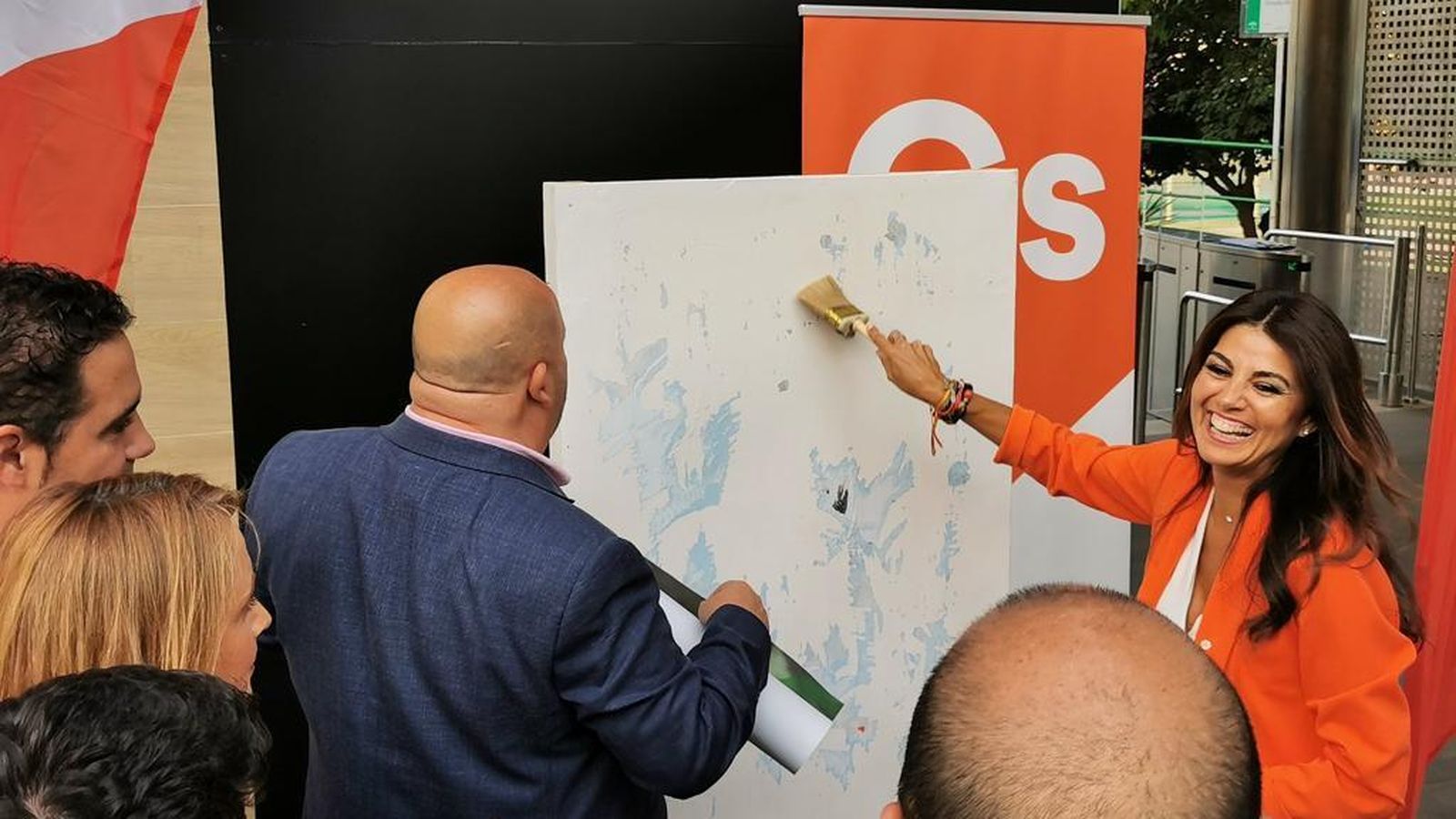 Nuria Rodríguez durante la pega de carteles.