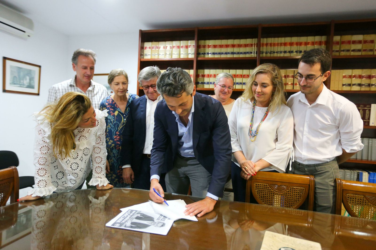 El candidato del PP en Chiclana con integrantes de la lista electoral en el momento de la firma del documento en una notaria.