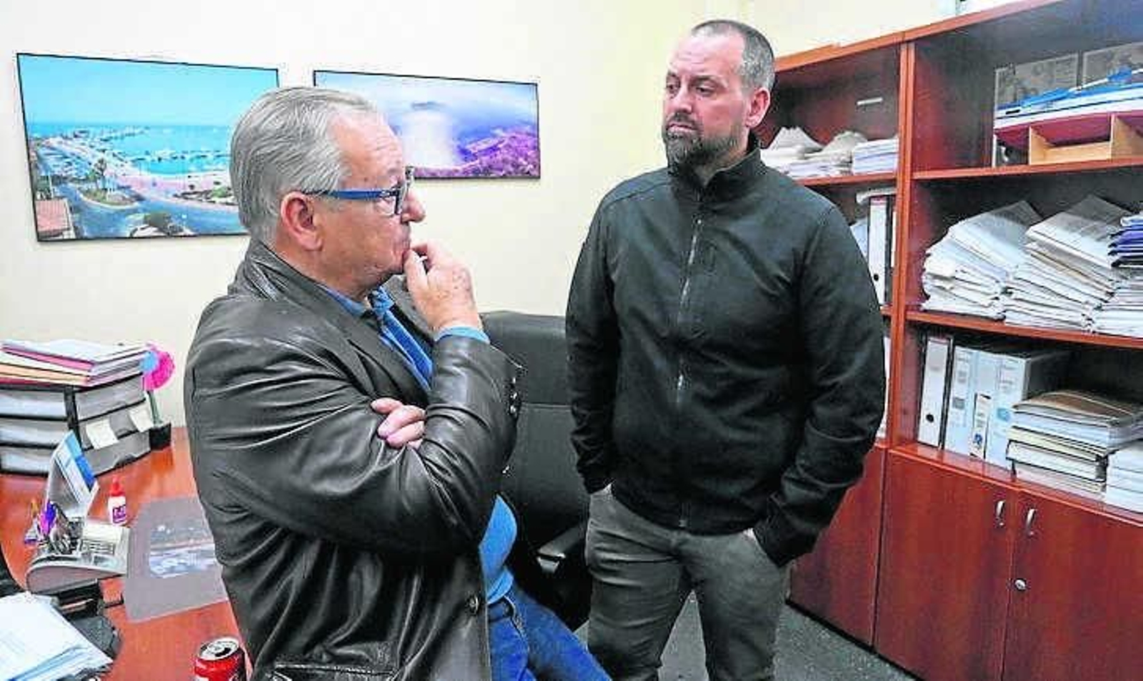 Pedro Samuel Maza, a la derecha, junto a su padre en los días de incertidumbre por el naufragio del Rúa Mar.