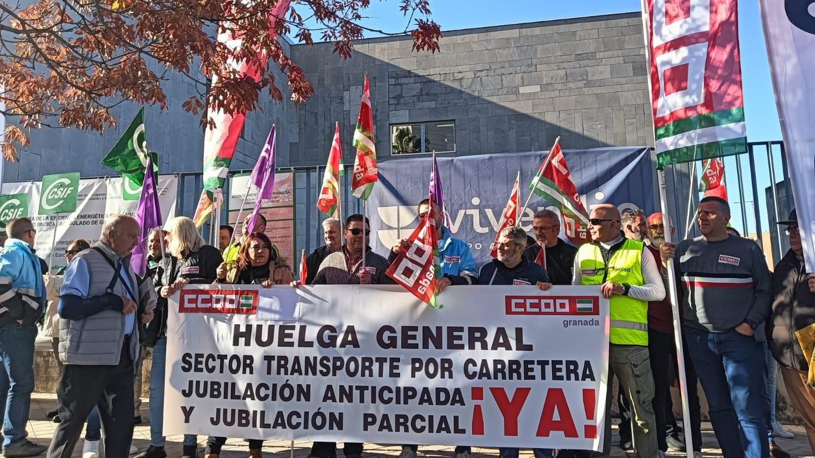 Imagen de la concentración de los conductores de autobuses en Granada