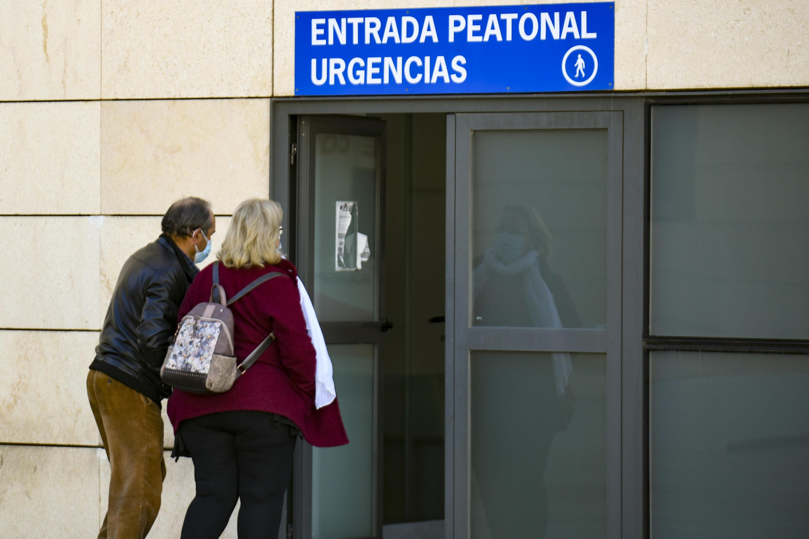 Una pareja entra en Urgencias del San Cecilio