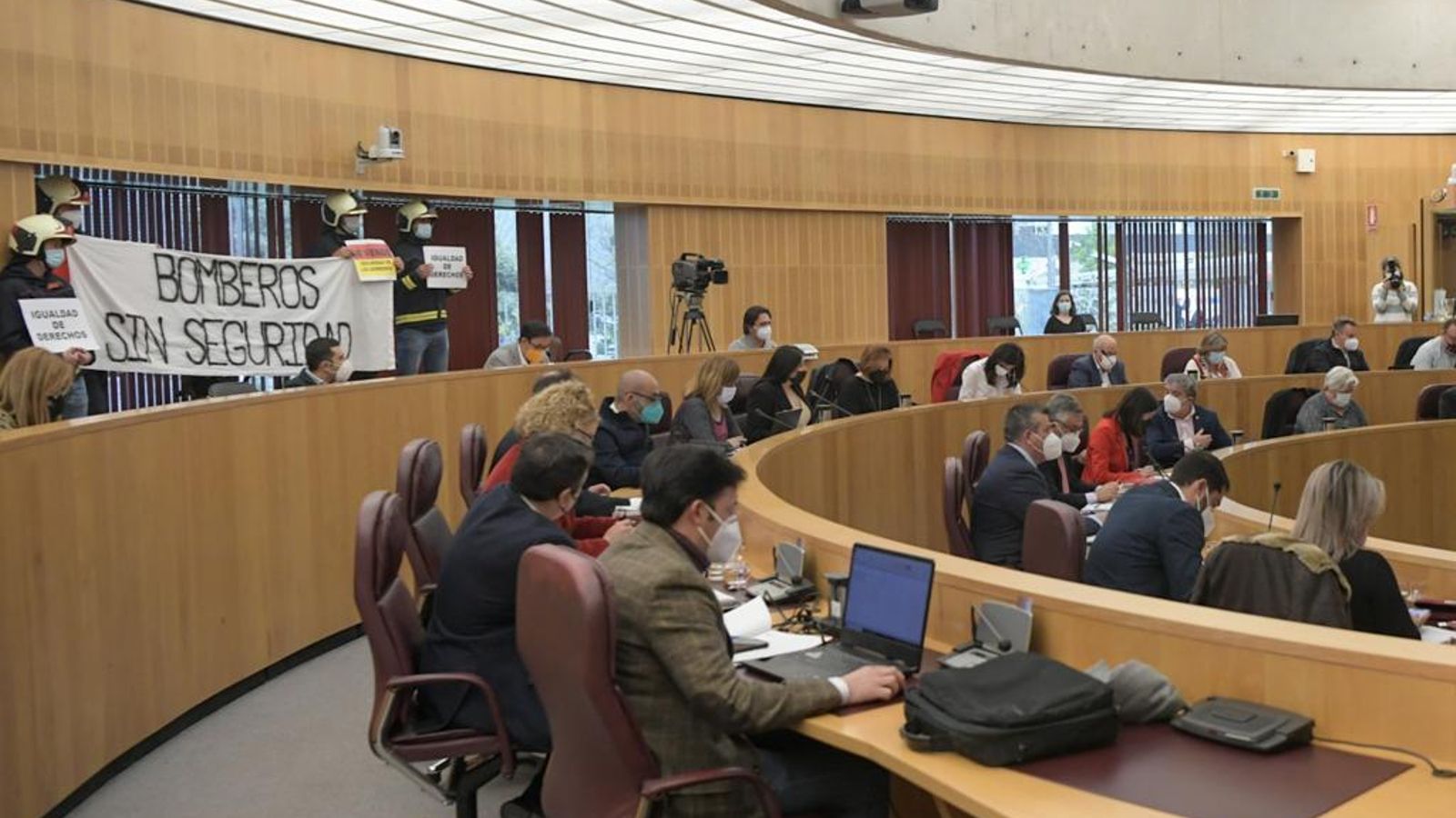 Una representación de los bomberos ha entrado al salón de plenos de la Diputación para mostrar sus reivindicaciones