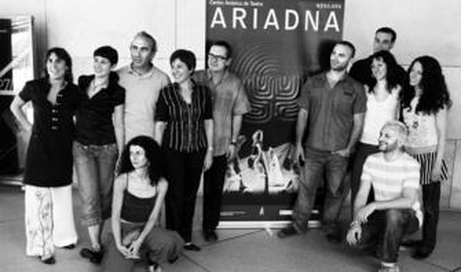 La compañía posa con Ana Navarro, directora general de Industrias Culturales, y Francisco Ortuño, director del CAT, ambos en el centro.