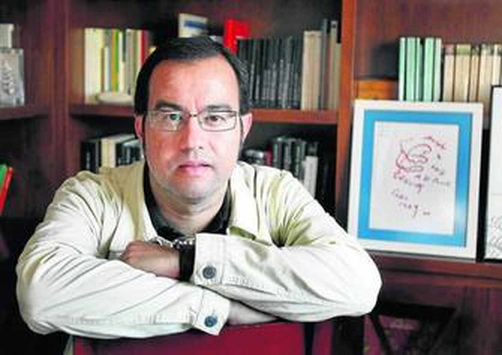 El escritor Ángel Mendoza posa en su despacho habitual de trabajo, en su casa de El Puerto de Santa María.