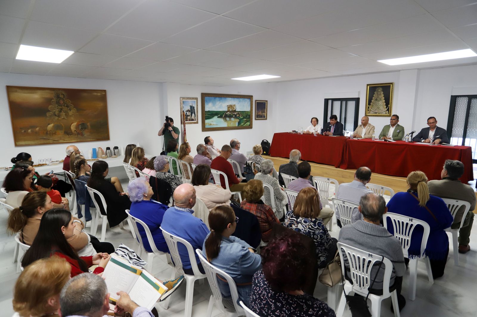 Imágenes de la presentación del libro 'Las recetas de las abuelas de Emigrantes'