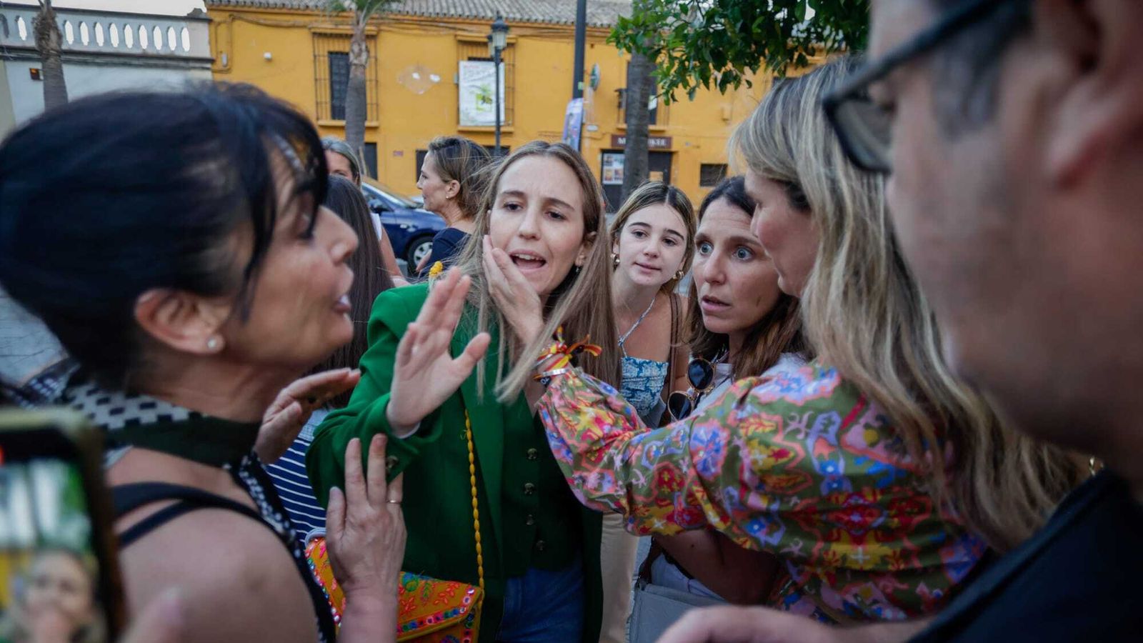 Un momento de la discusión entre algunos asistentes y un grupo que lanzó consignas contra Podemos.