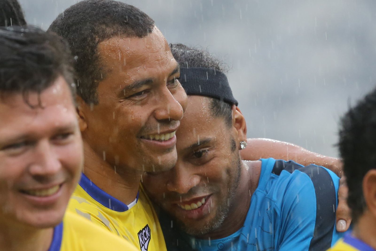 Ronaldinho se abraza a Gilberto Silva
