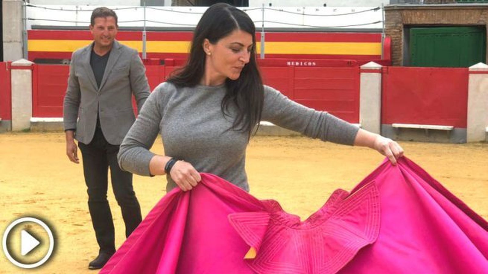 Macarena Olona, en el rueda en defensa de la tauromaquia, en su particular carrera como candidata de Vox en Andalucía.
