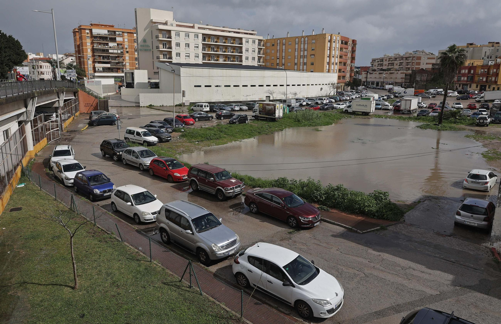 El solar de más de 15.800 metros cuadrados entre la calle Carteya, la estación de autobuses y la estación de tren.