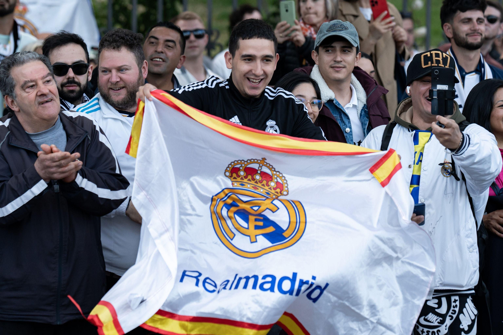 Los aficionados del Real Madrid verán recibir el trofeo de campeón de liga de su equipo en el Bernabéu el próximo martes.