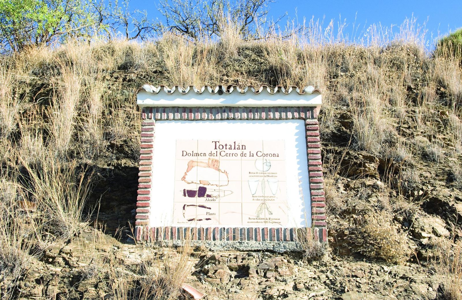 Cartel del Dolmen del Cerro de la Corona, en Totalán.