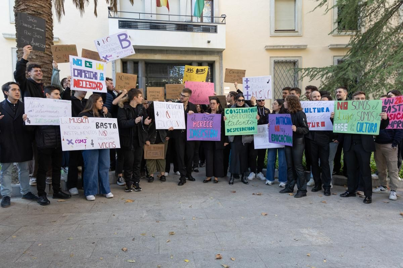 Concentración del alumnado del Conservatorio Superior de Música de Jaén para reclamar a la Junta de Andalucía que cumpla con los compromisos de dotación instrumental de la nueva sede