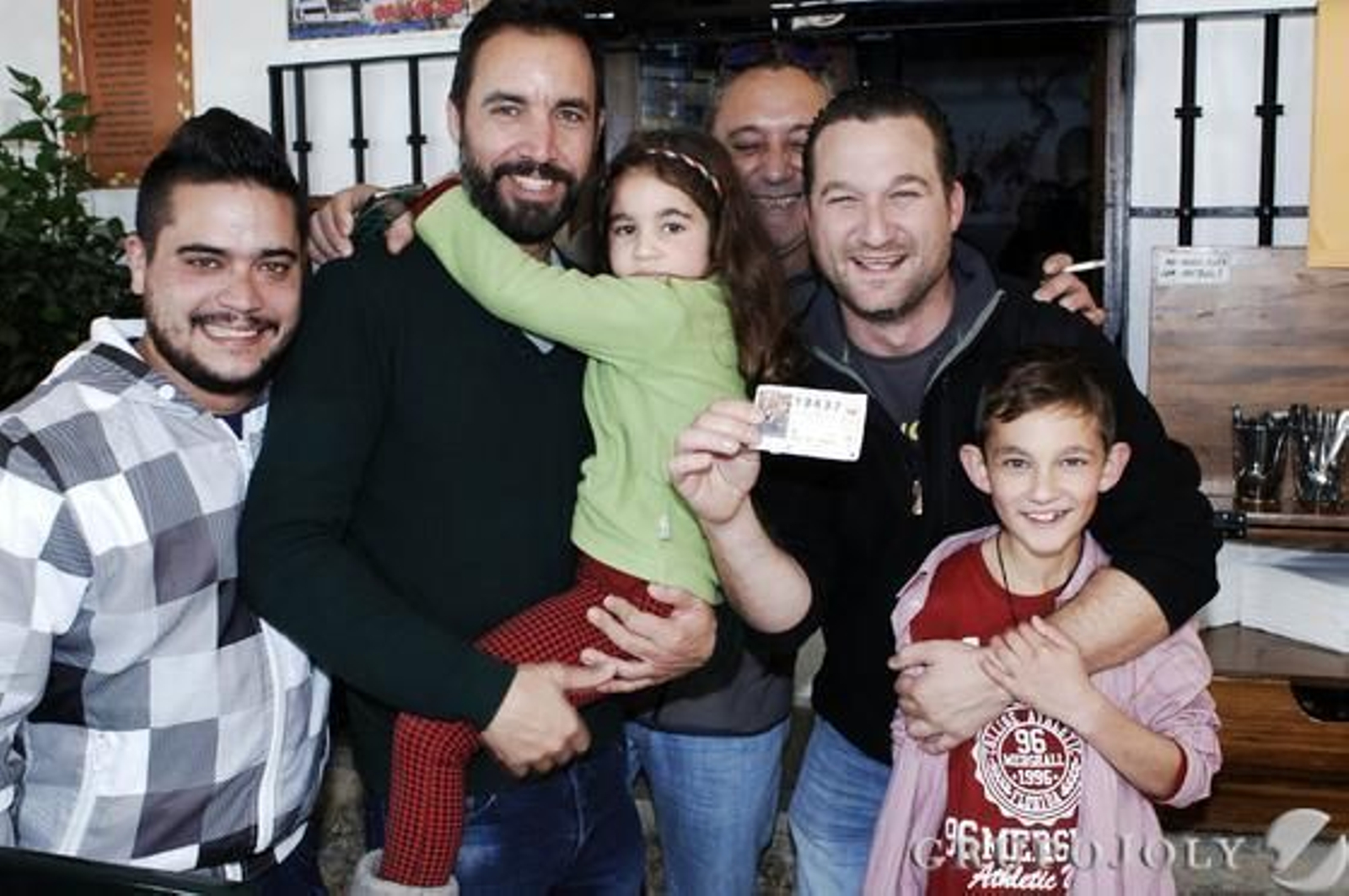 El Bosque festejó por todo lo alto el Gordo. 

Foto: Ramón Aguilar