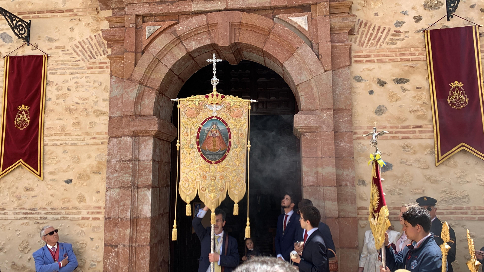 El nuevo Simpecado de Antequera, en el recorrido posterior a su bendición.
