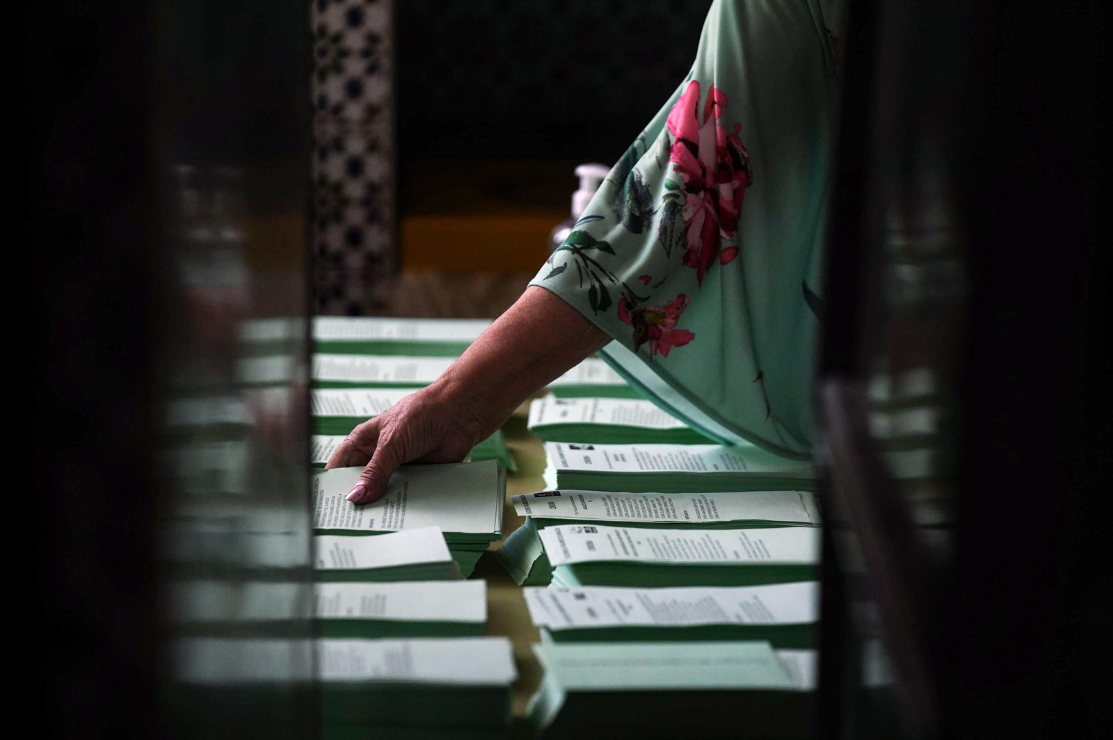 Preparación de las papeletas en un colegio electoral.