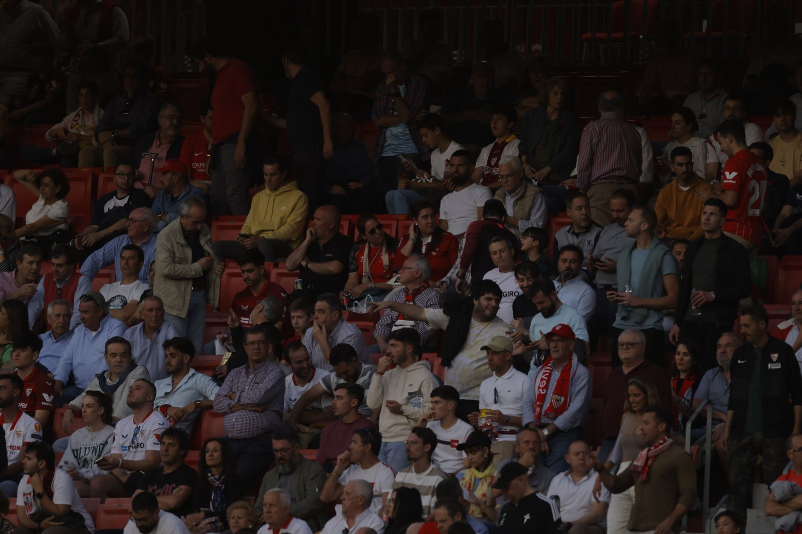 Búscate en las fotos del Sevilla-Celta