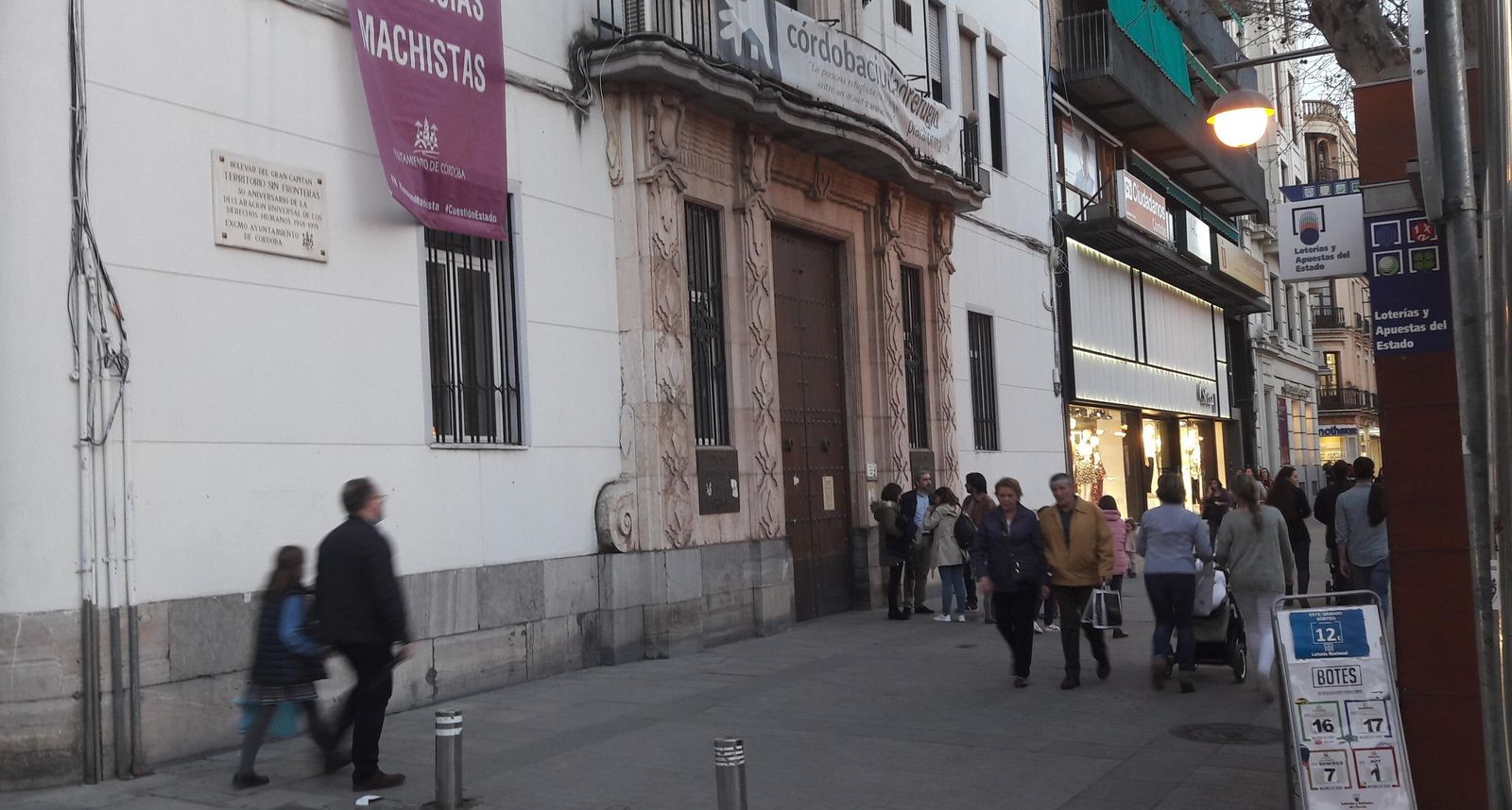 Edificio municipal situado en el bulevar del Gran Capitán.
