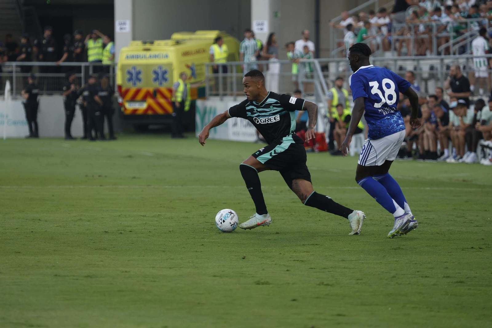 Las fotos del Betis-Como disputado en el Ciudad de La Línea (2-3)
