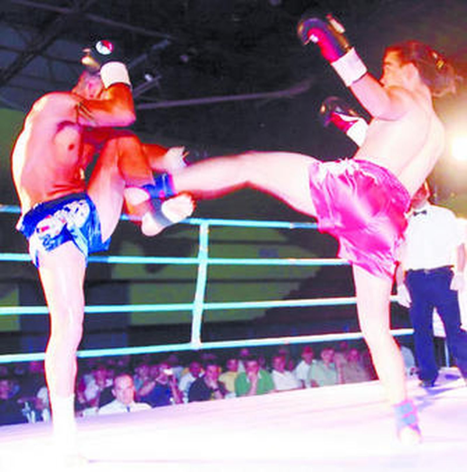 Instante en que Javier bloquea un 'middle kick' lanzado por el Campeón del mundo WKA Bouachid El Bilaly. Gil consigue desplazarse bloqueando el golpe con su pierna izquierda.