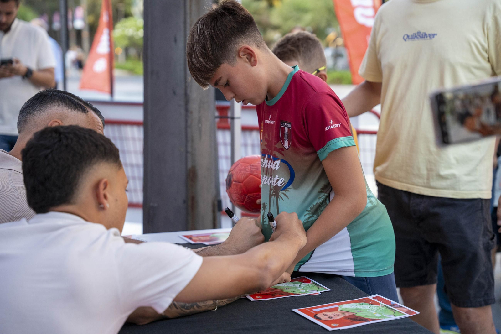 Los jugadores de la UDA Thalys y Andrés firman autógrafos