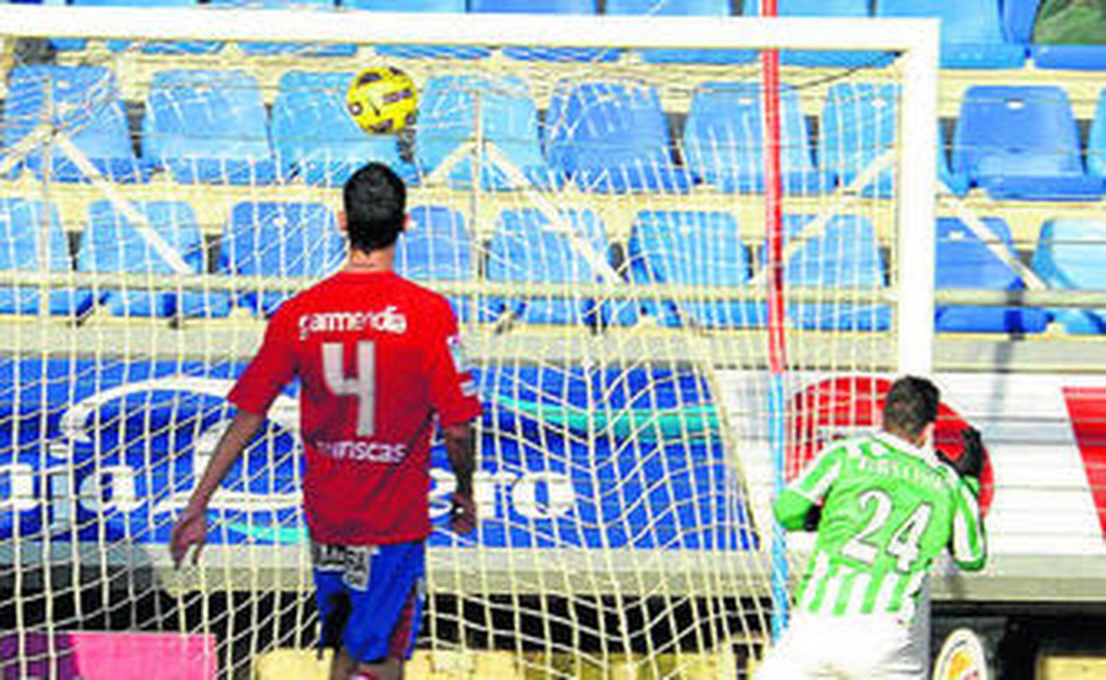 Rubén Castro acaba de empujar a gol un rechazo del portero.