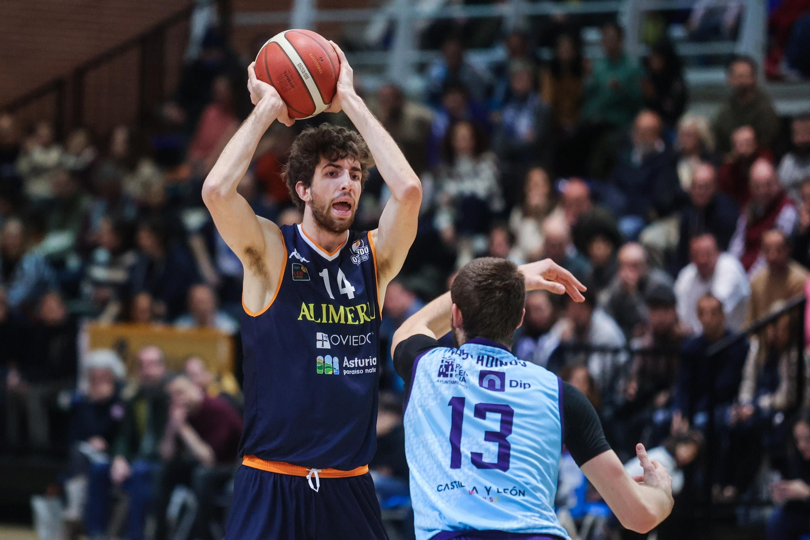 Adriá Domènech, en un partido de lapasada campaña ante el Palencia.