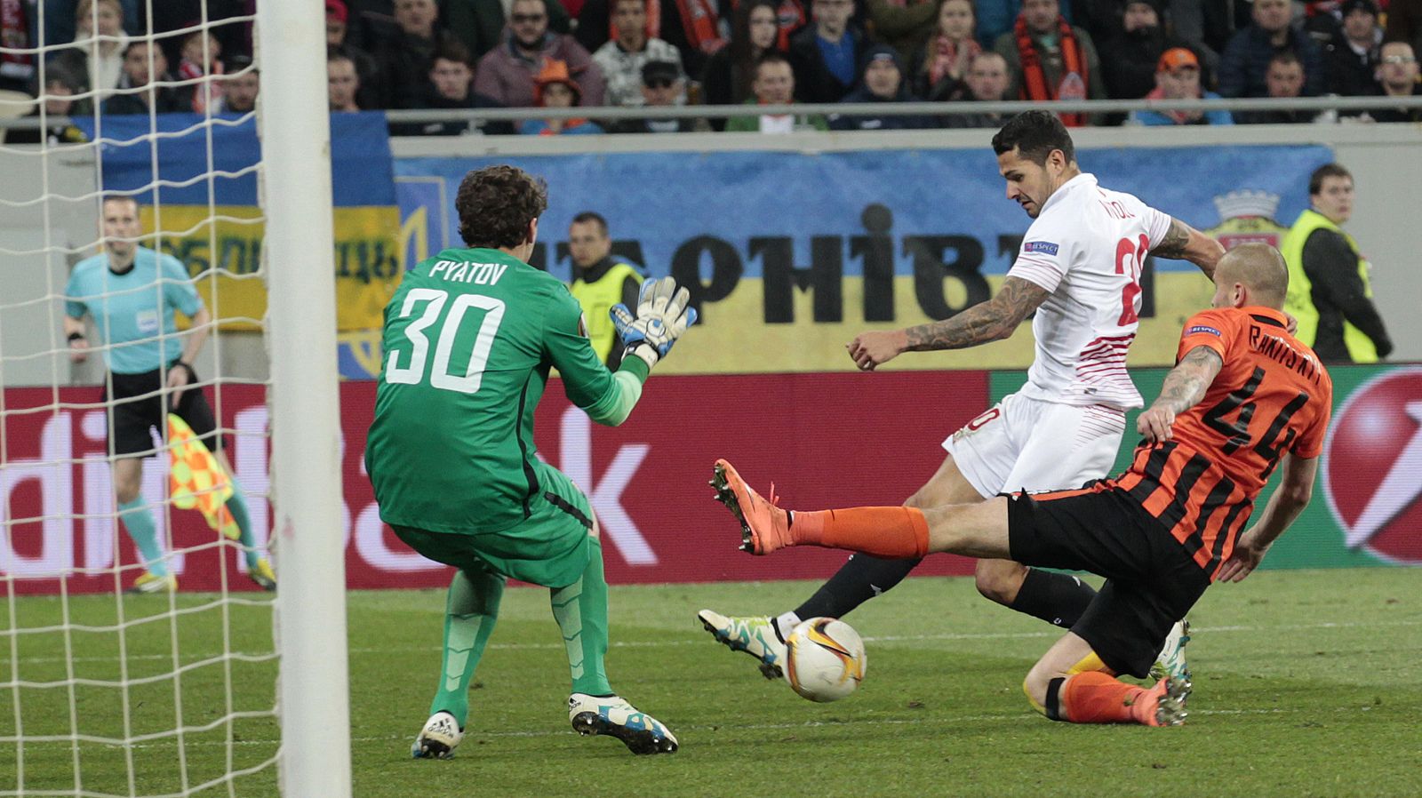 Vitolo marca uno de los goles del Sevilla en el Arena Lviv en el choque contra el Shakhtar
