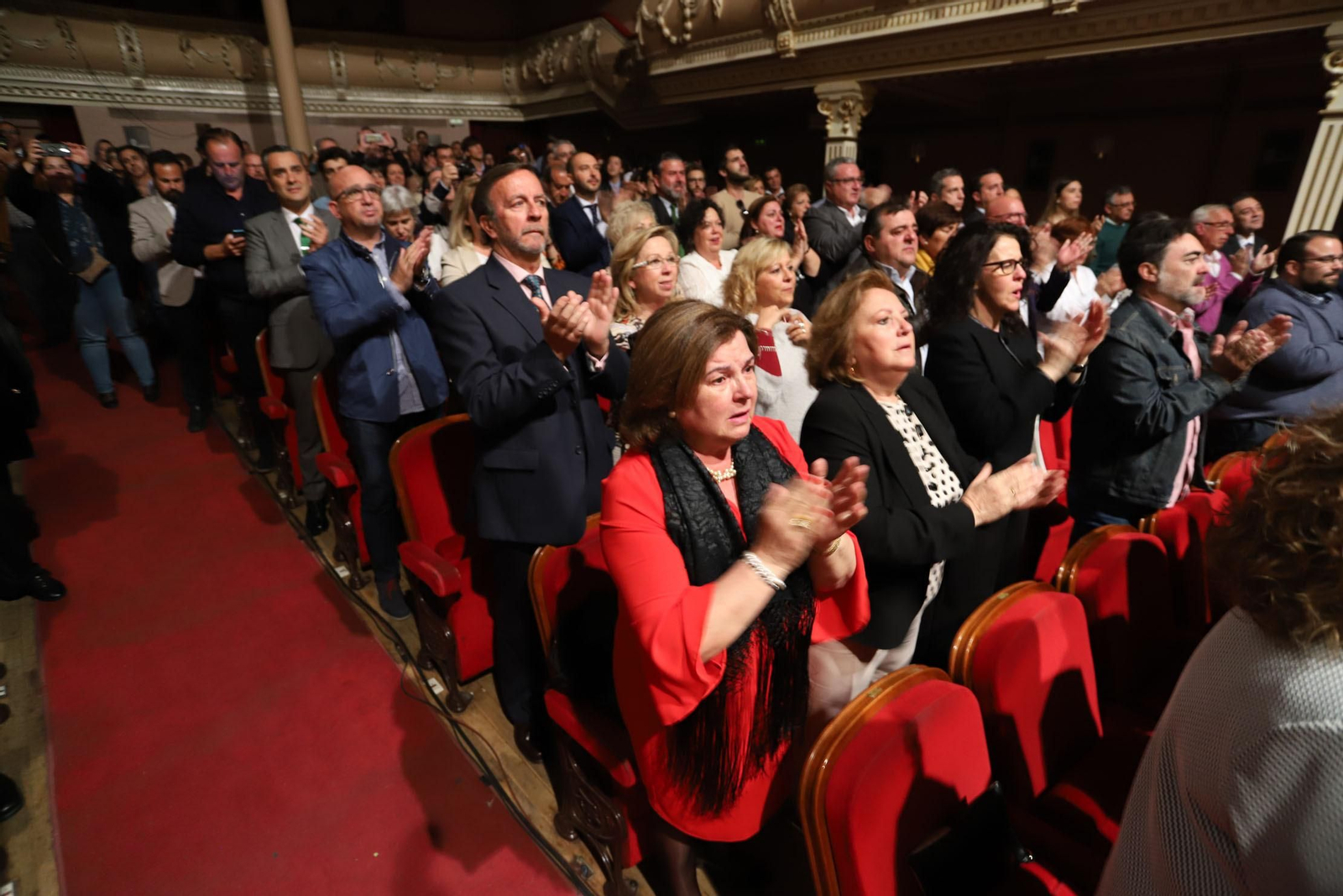 Presentan manto de la Virgen del Amor.