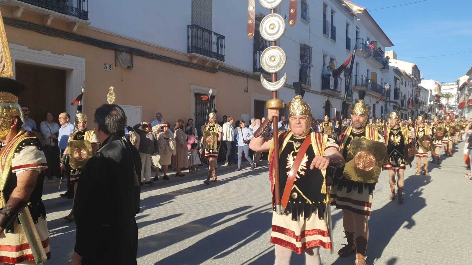 Viernes Santo en Castro del Río: La cesión del paso al Santo Entierro, en imágenes