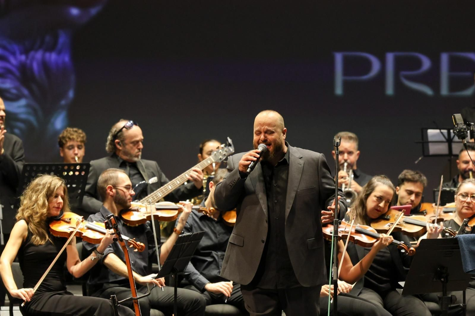 El concierto de David Barrull y la Orquesta Sinfónica de Triana en el Teatro Cervantes, en imágenes