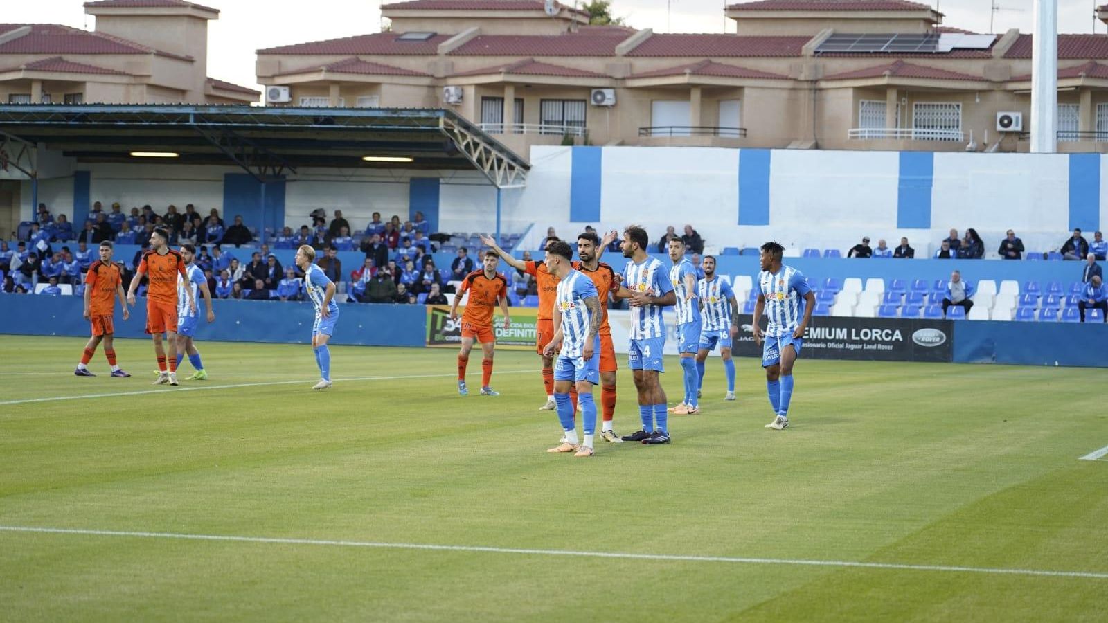 La defensa del Águilas superó en todo momento al Deportivo.