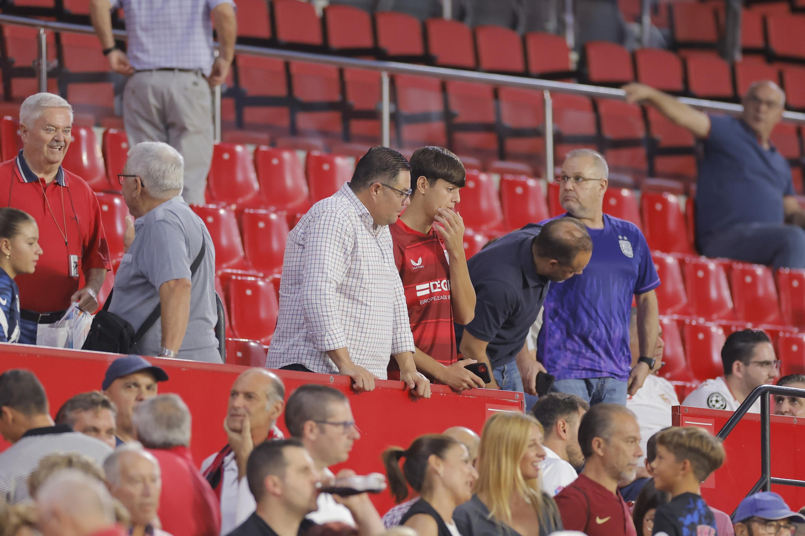 Búscate en las fotos del Sevilla-Lens