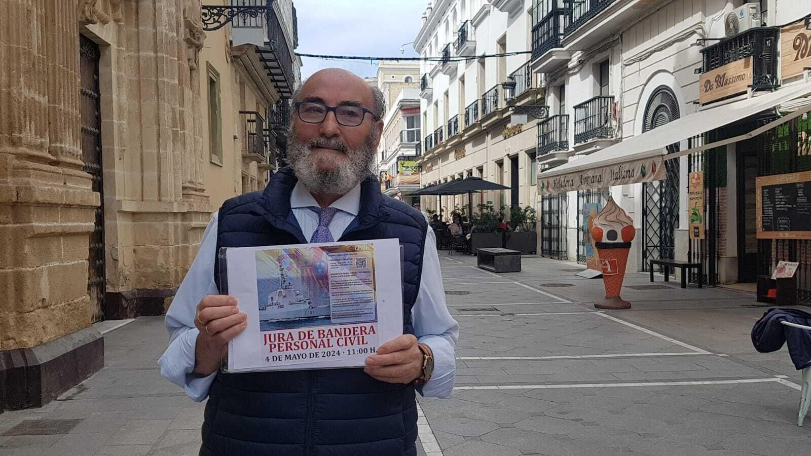 Pascual Castilla, con el cartel que anuncia la convocatoria de la jura de bandera de personal civil en El Puerto.