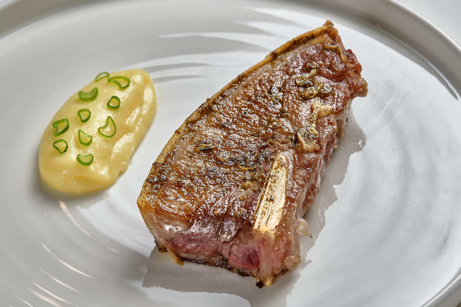 Parpatana asada a la Brasa, Café de París y crema de patata a la mantequilla. de El Faro de Cádiz.