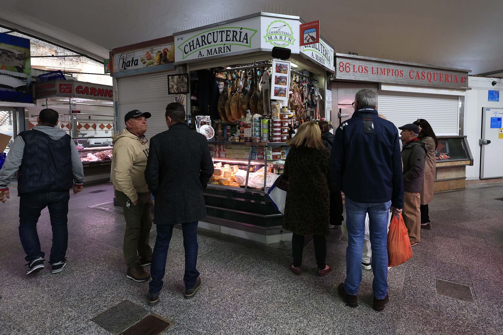 Las últimas compras para Nochevieja en Algeciras, en imágenes