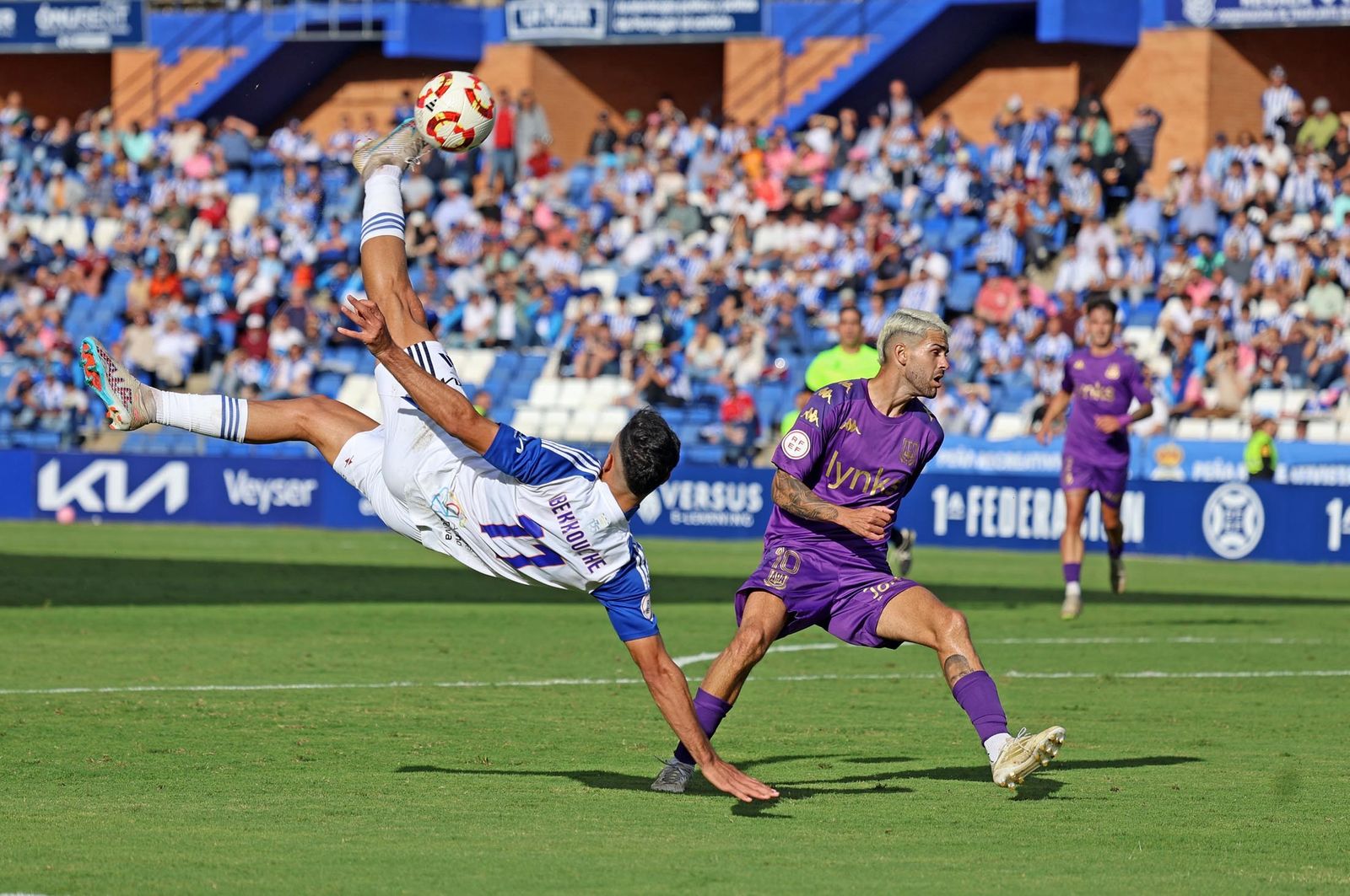 Bekkouche trata de rematar de chilena.