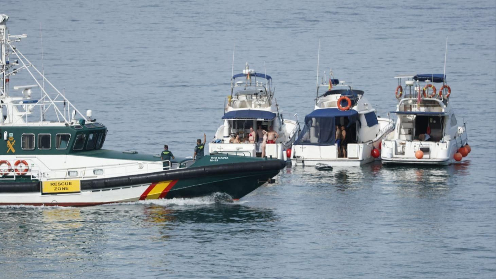 Así se esconden las motos de agua y las lanchas cuando llega la Guardia Civil a Getares.